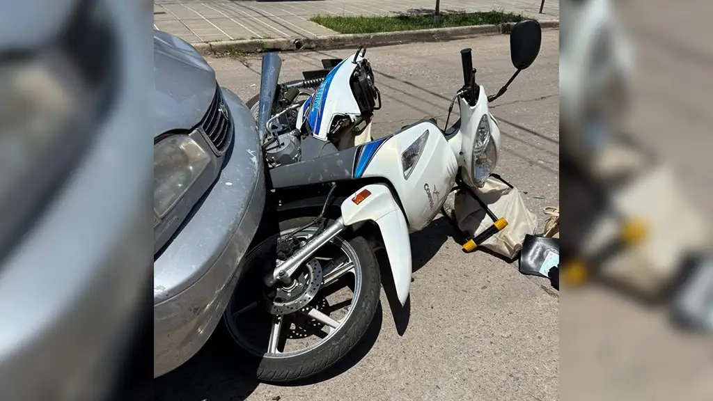 Grave accidente en barrio Sarmiento: una motociclista quedó internada en terapia intensiva
