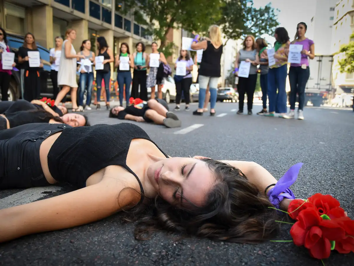 Violeta y verde: ¿por qué se transformaron en los colores de la lucha feminista?