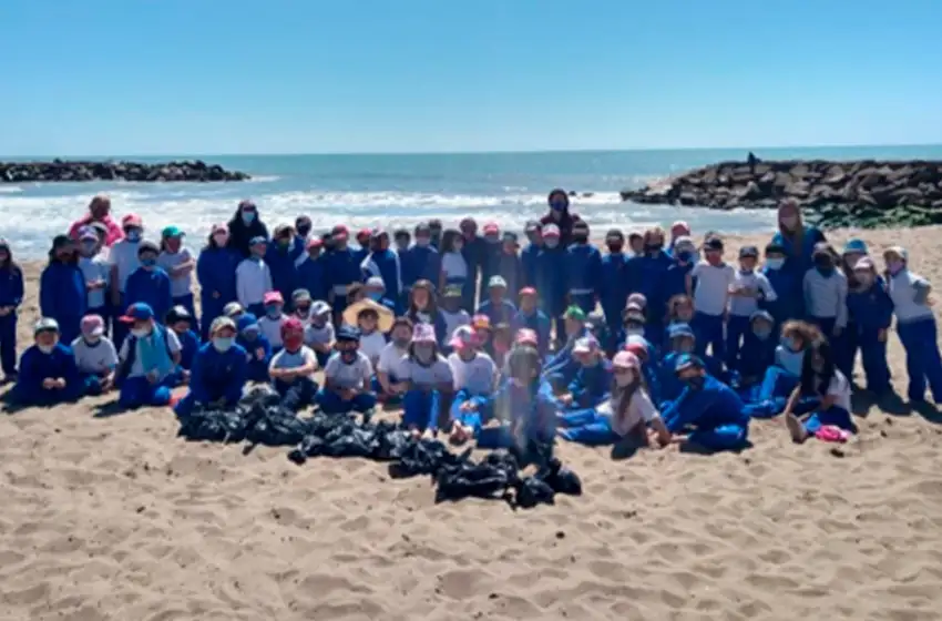 Escuelas realizaron una jornada de limpieza de playas