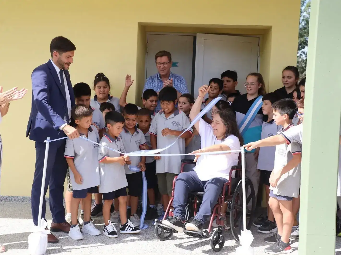 El gobernador Pullaro junto a alumnos y docentes durante la inauguración de un nuevo espacio áulico en Santa Fe, en el marco del programa provincial Mil Aulas. Archivo