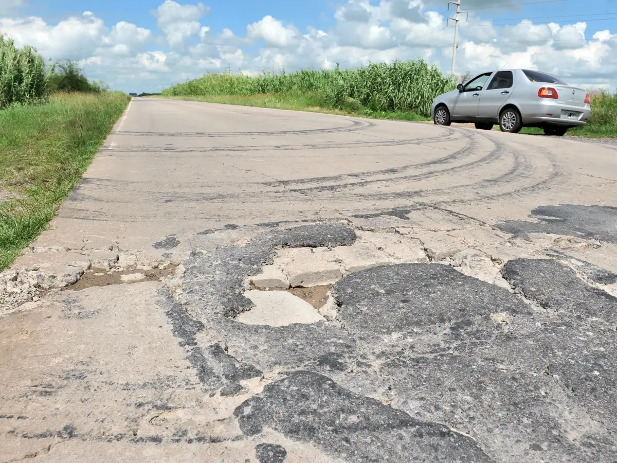 Ruta 158: motociclistas gravemente heridos al caer en la banquina 