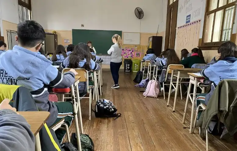 Entre 2009 y 2025, Argentina mejoró la inclusión en la escuela secundaria, pero los aprendizajes de Lectura y Matemática empeoraron.