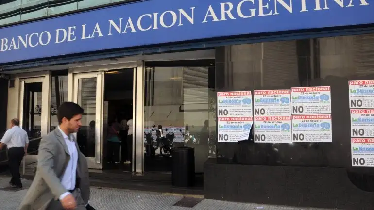 Los bancarios acordaron un aumento salarial de 33 por ciento