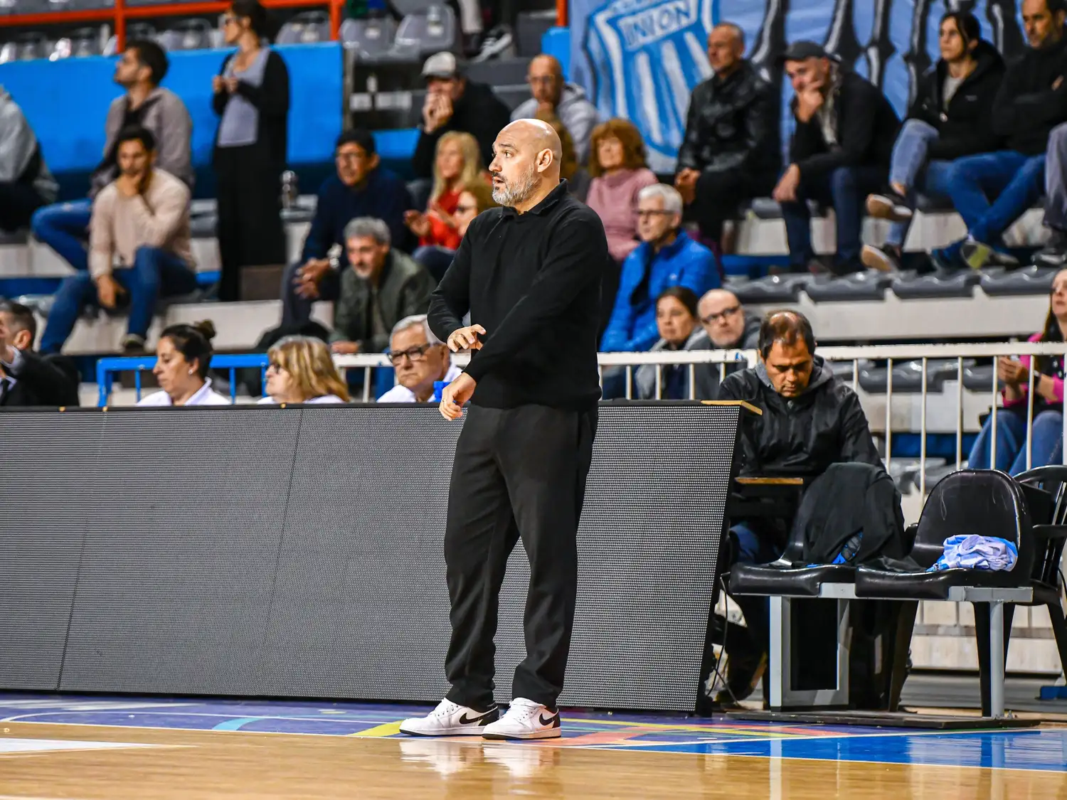 El entrenador Juan Aquino no sabe si contará con Navarro cuando reciban, esta noche a las 21, a El Talar.