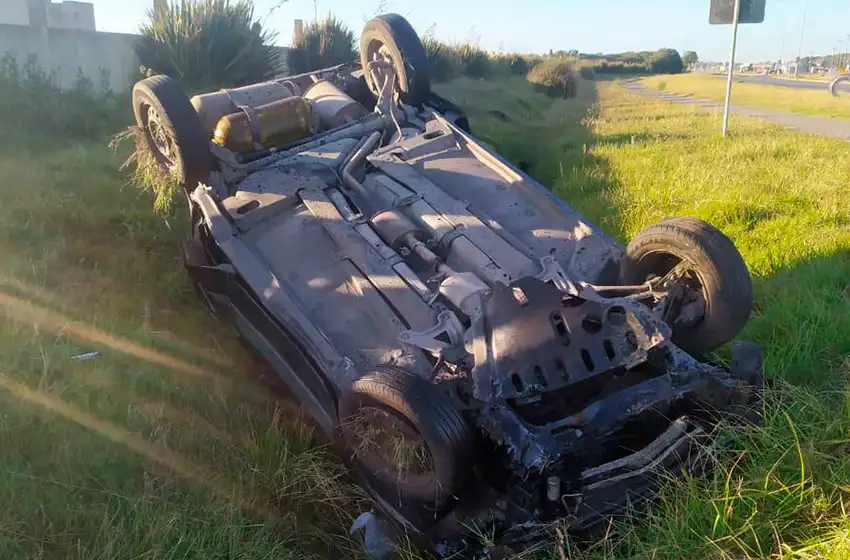 "Me quedé dormido": volcó solo en la ruta