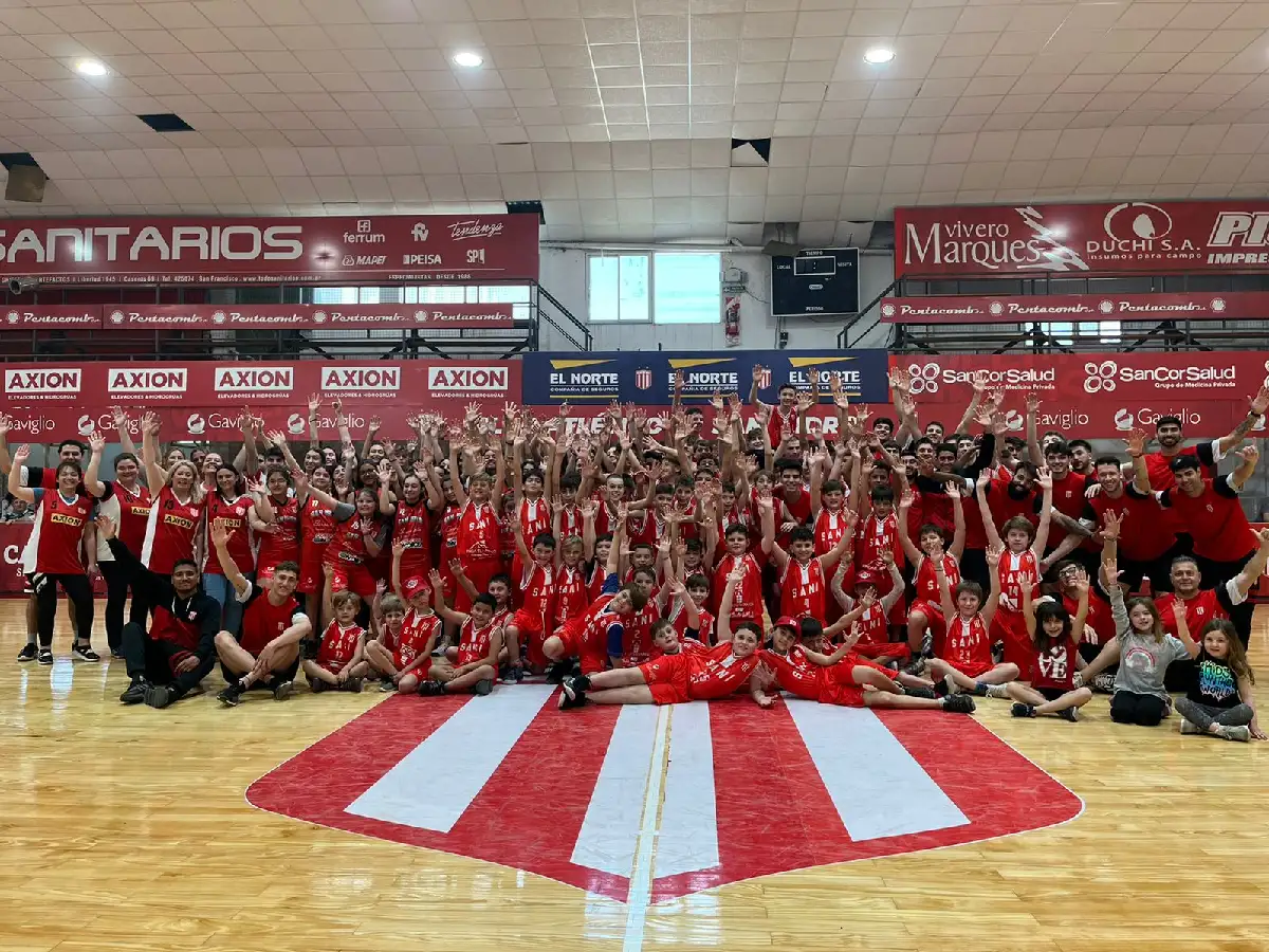 San Isidro presentó su nueva indumentaria