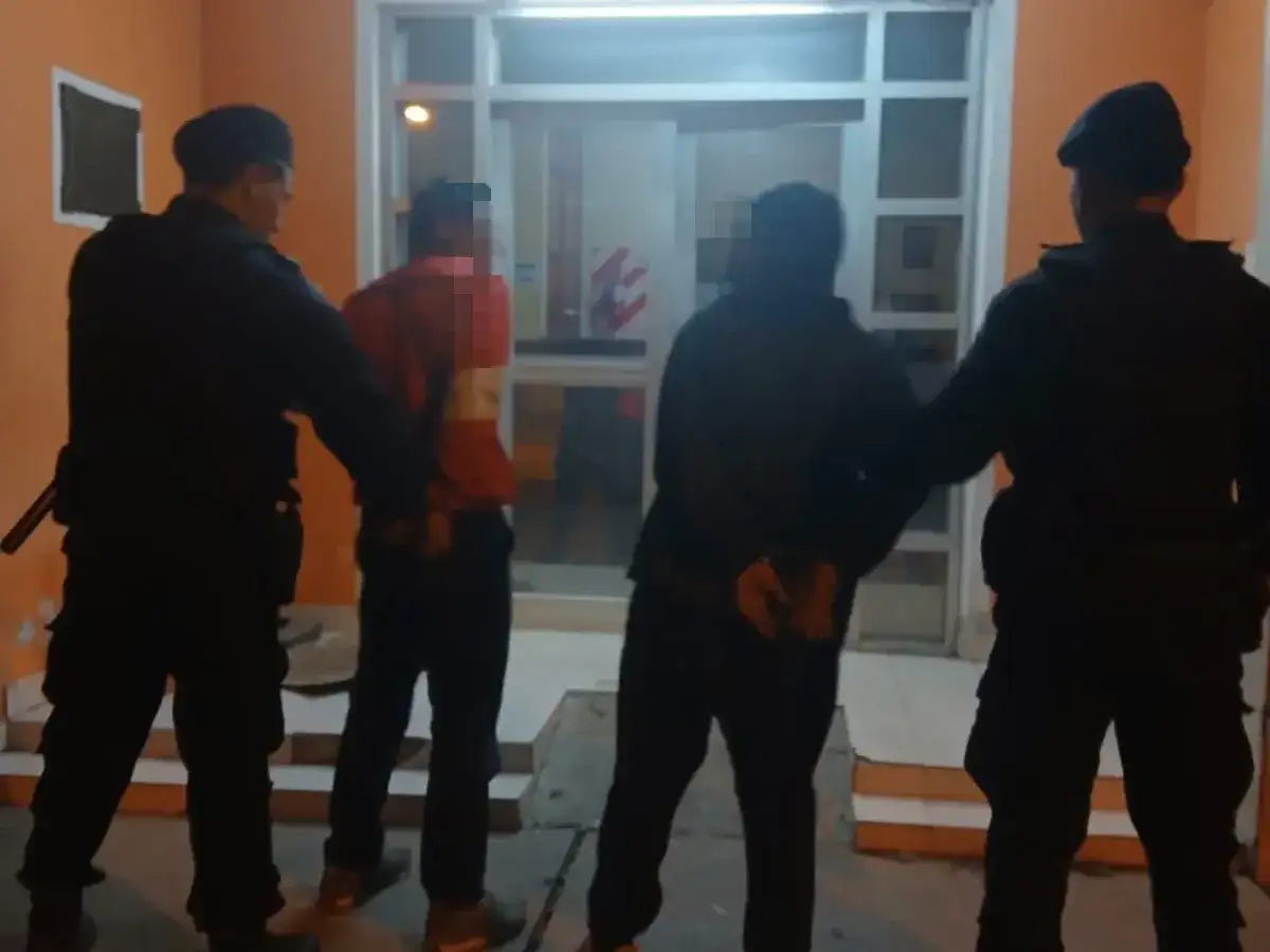 Por disposición de la Fiscalía, los sujetos fueron notificados de una causa por resistencia a la autoridad. Foto: UR VIII