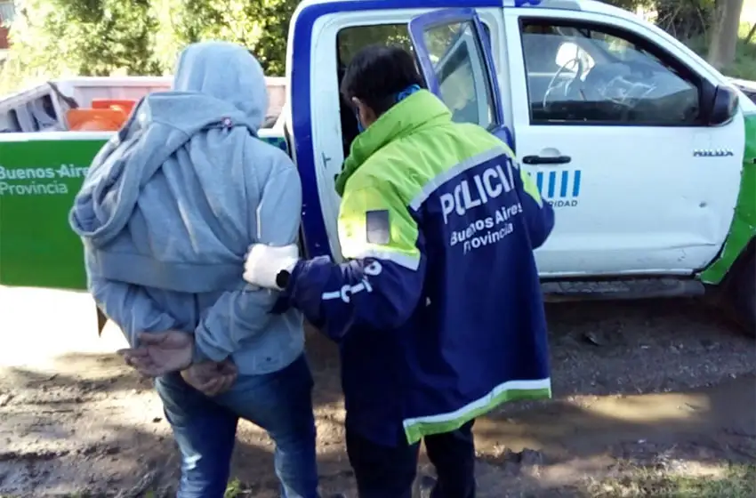 Detuvieron a dos hombres que balearon un auto en el barrio Alto Camet