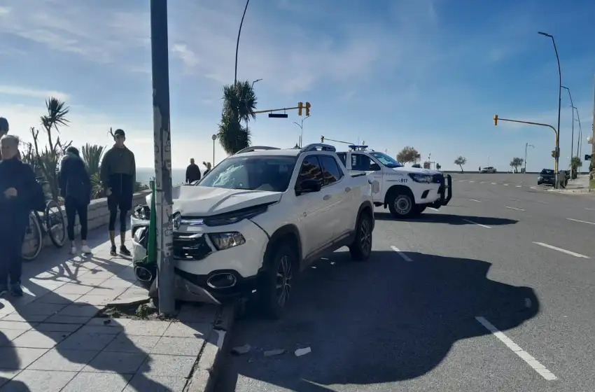 Turista se descompensó e impactó contra un poste de luz en la Costa