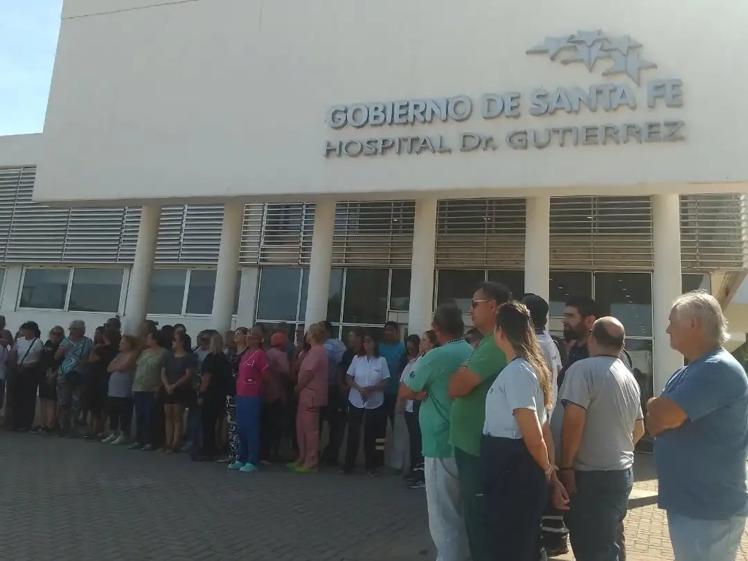 Frente al Hospital Gutiérrez el personal de salud despidió al reconocido médico. Foto: Gentileza Matías Calvi