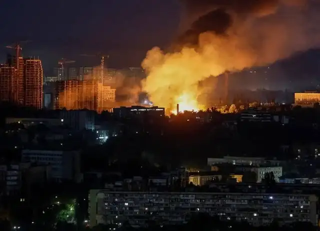 Misiles balísticos impactaron en Kiev y provocaron un incendio en un edificio.