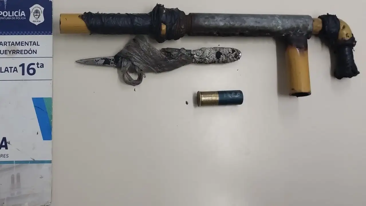 El sujeto amenazó al personal policial con un cuchillo y se autolesionó.
