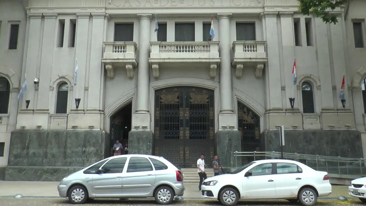 Un mozo fue imputado por estafas con tarjetas de débitos de clientes