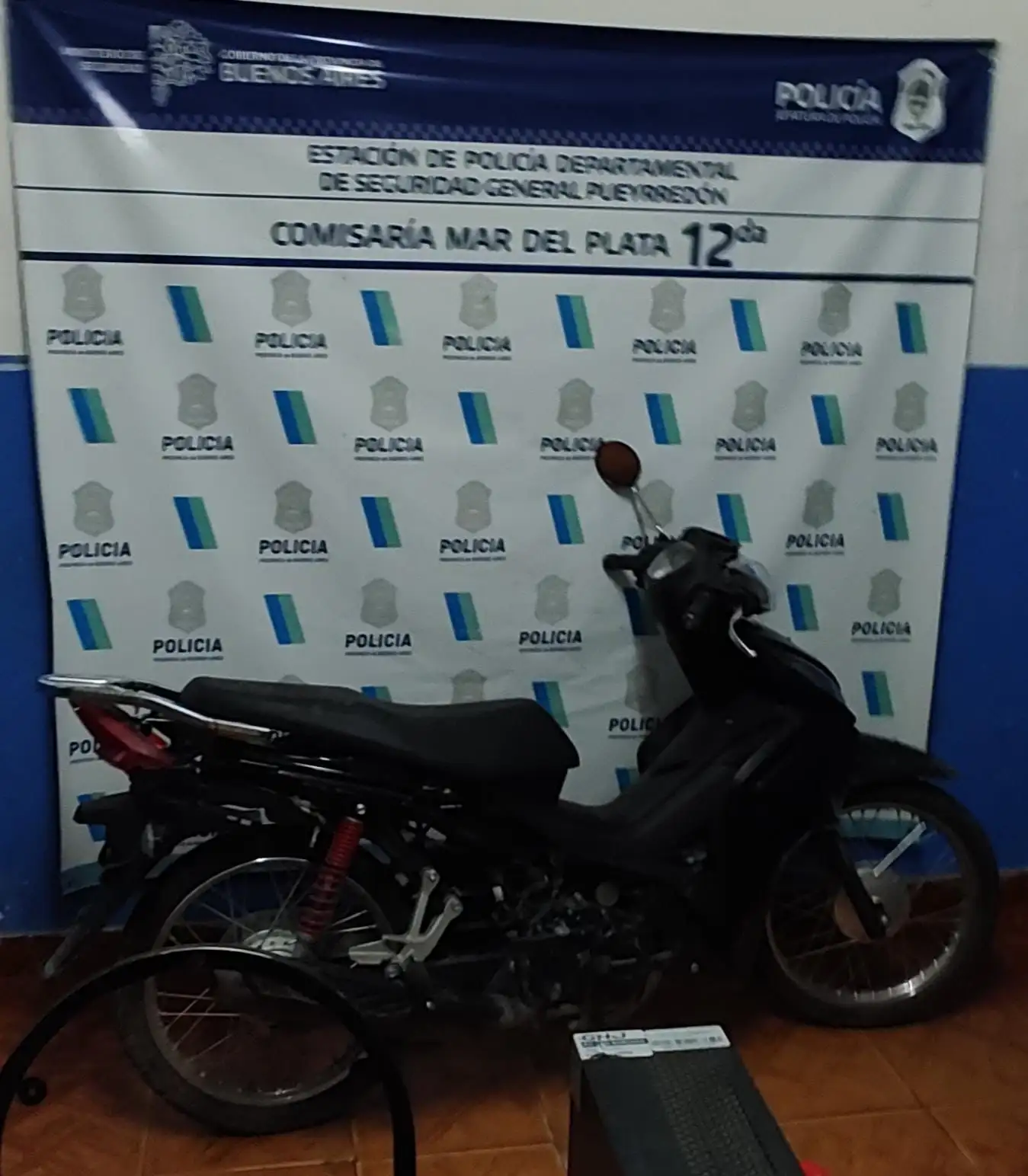El hecho fue en el barrio Belisario Roldán, donde tras intentar fugarse en un domicilio, el personal policial descubrió dos rodados con pedido de secuestro.