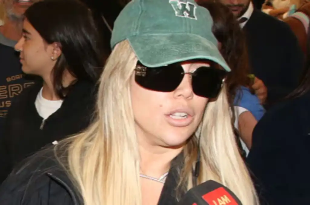 Wanda Nara habló con la prensa en el aeropuerto.