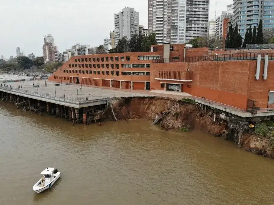 El 23 de julio de 2021 se desmoronó una importante explanada del parque España. Foto: Archivo/Marcelo Manera