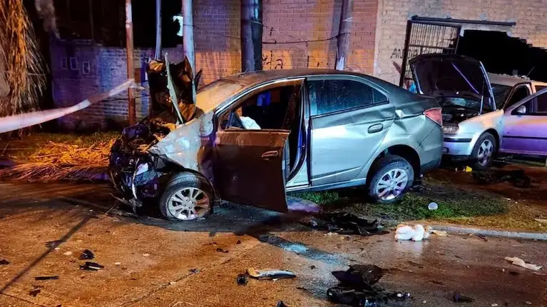 El impacto también derrumbó el frente de la casa de un vecino.