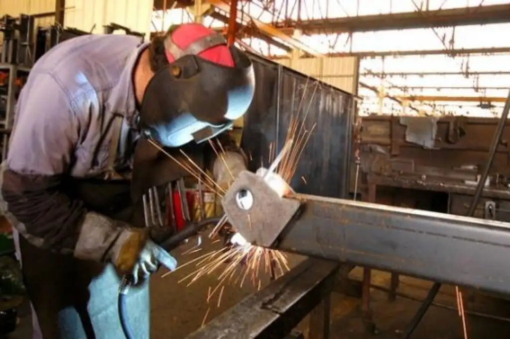 La producción de PyMes industriales cayó casi 4% en octubre