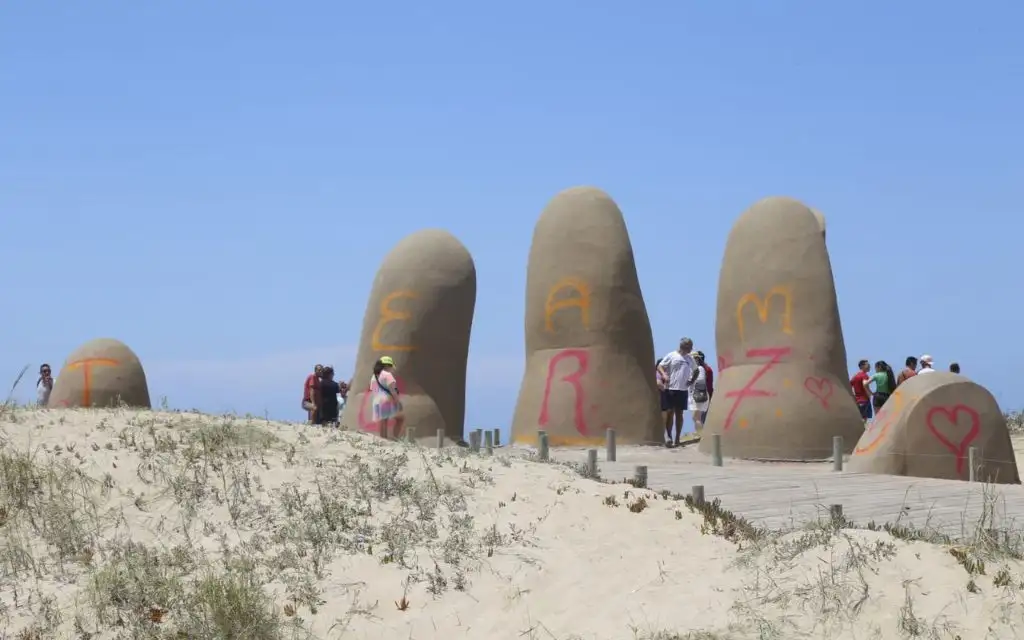 La famosa escultura fue vandalizada con una dedicatoria para Cristiano Ronaldo.