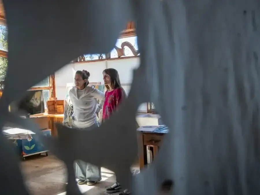 Las artistas Berardi y Carena observan las obras de la muestra Urdimbre, relatos co-creados en la Casa Museo.