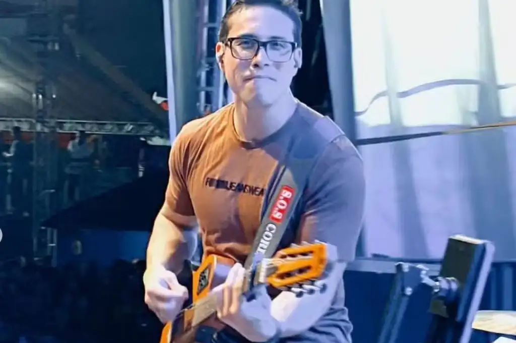 Un cantante brasilero murió electrocutado tras abrazar a una fanática.
