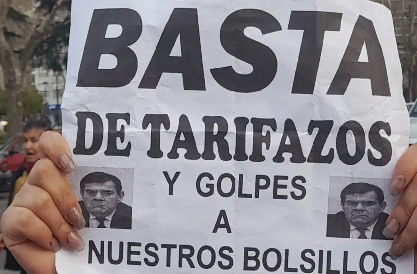 Aumento de boleto: organizaciones sociales realizaron una manifestación frente al Palacio Municipal