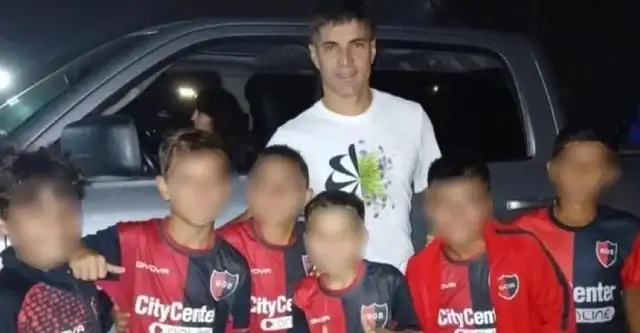 Los niños de nueve años fueron suspendidos tras tomarse una foto con Ignacio Malcorra.