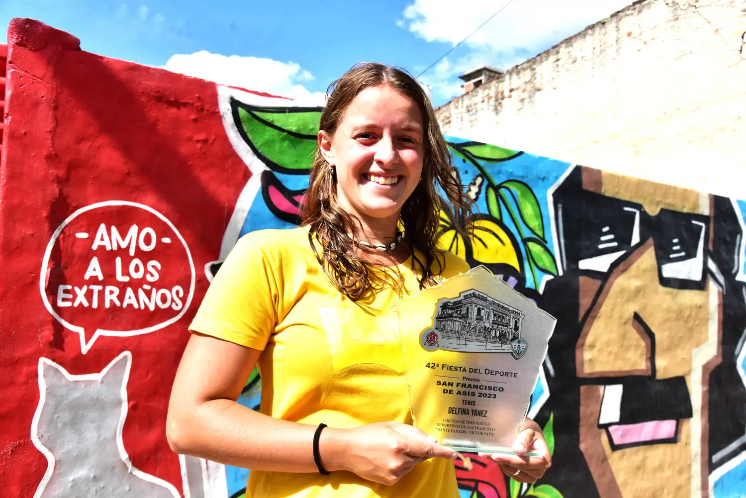 Delfina con la distinción que le otorgó el Círculo de Periodistas Deportivos de nuestra ciudad