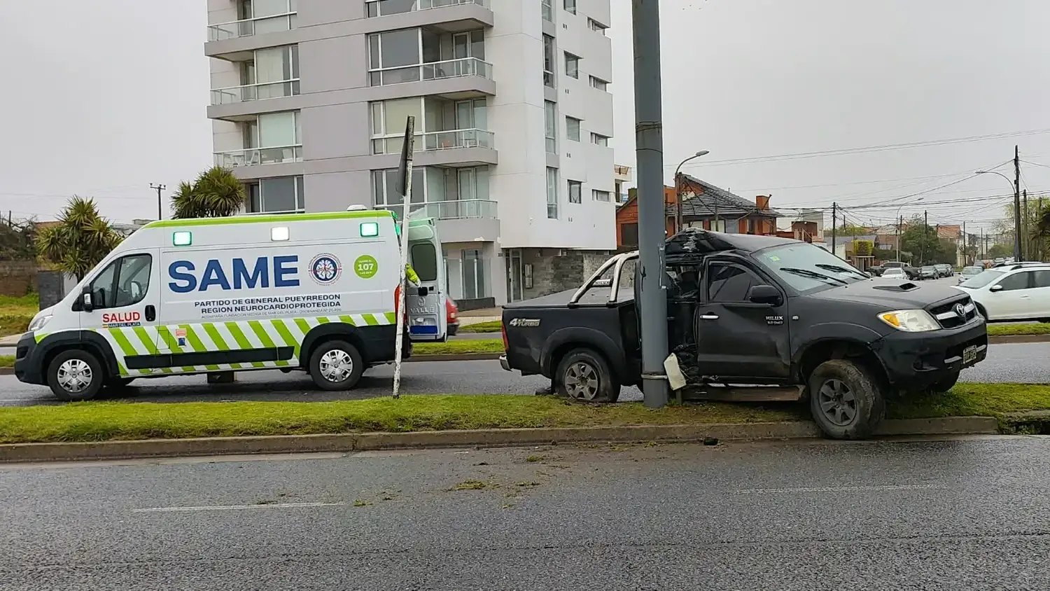 Despiste, trompo y choque: un hombre fue hospitalizado tras un siniestro vial en la costa