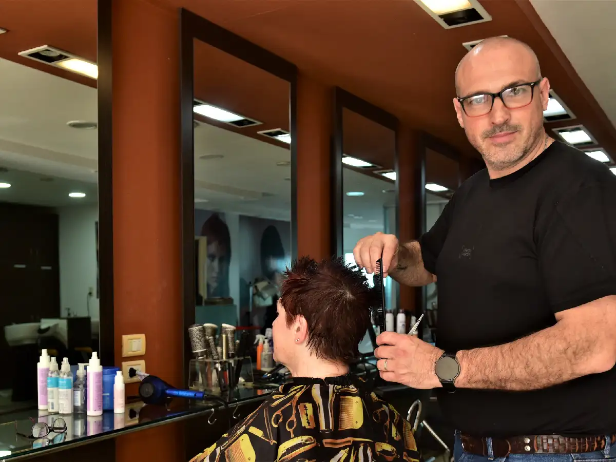 Peluqueros celebran su día en un próspero presente 