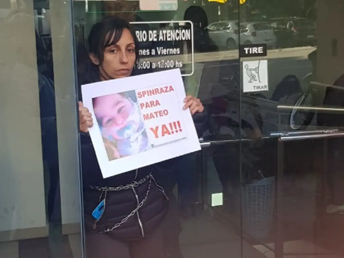 La madre de Mateo se encadenó pidiendo el envío de la vacuna Spinraza