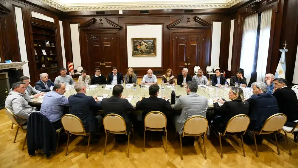 Un grupo de intendentes junto a Axel Kicillof (Dib)