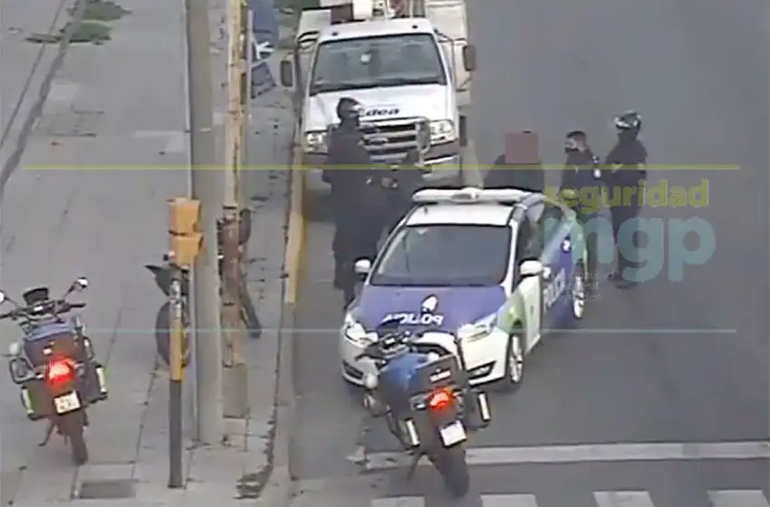 Video: tras una persecusión, los detuvieron a bordo de una moto con un arma de fuego