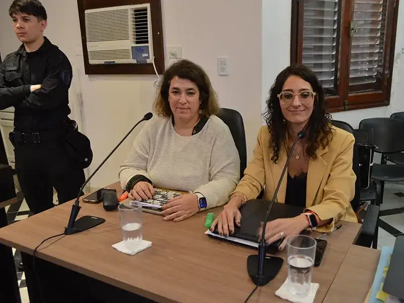 La Fiscalía sostiene además que el imputado habría explotado sexualmente a la mujer con otros hombres de su entorno, habría retenido el dinero entregado por los clientes y le habría suministrado estupefacientes a cambio.