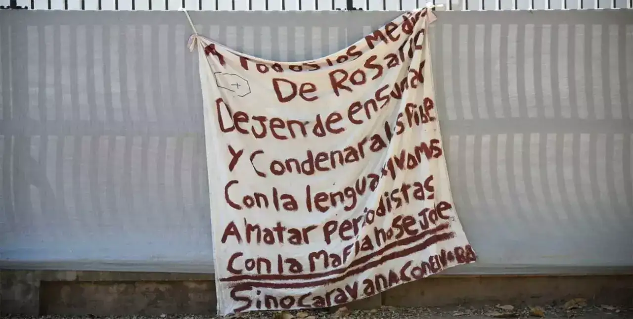 Bandera con mensaje mafioso y amenazas contra la prensa de Rosario
