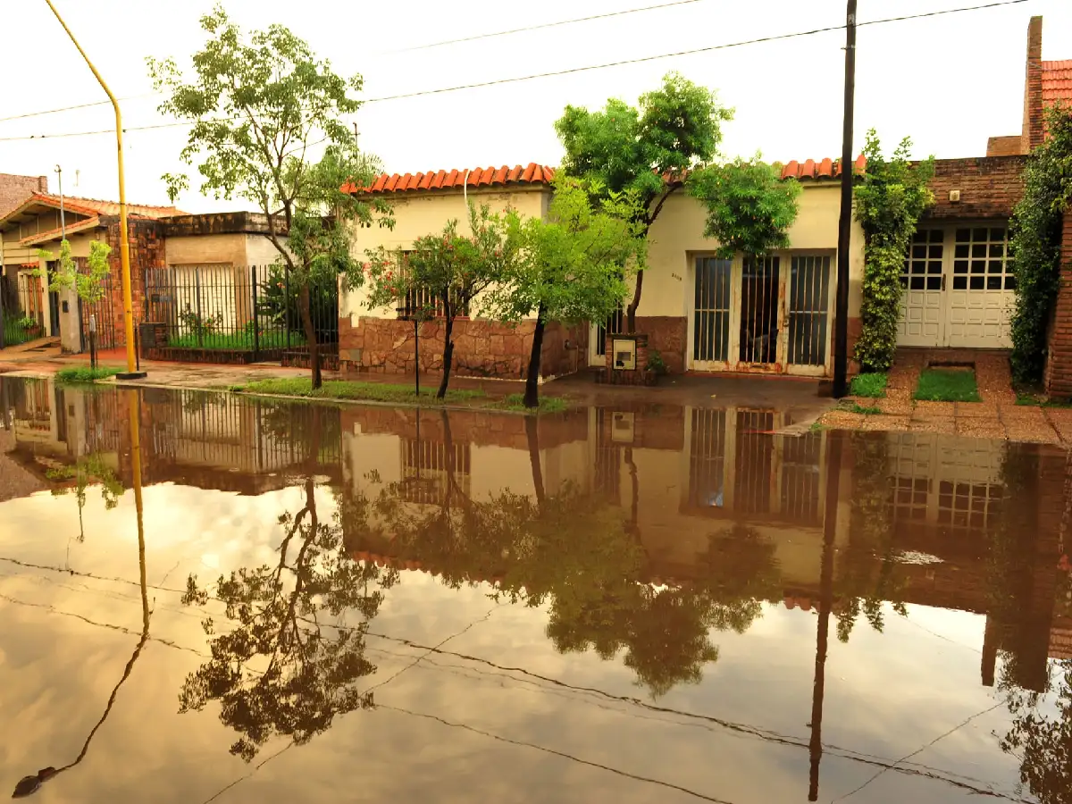 Malestar de vecinos de una cuadra por la acumulación de agua 