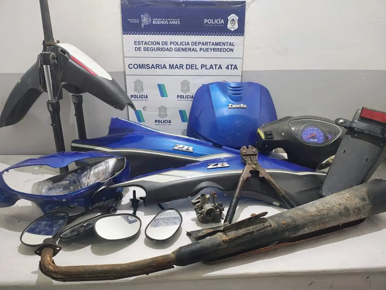 Allanaron una casa por el robo de una moto y encontraron autopartes