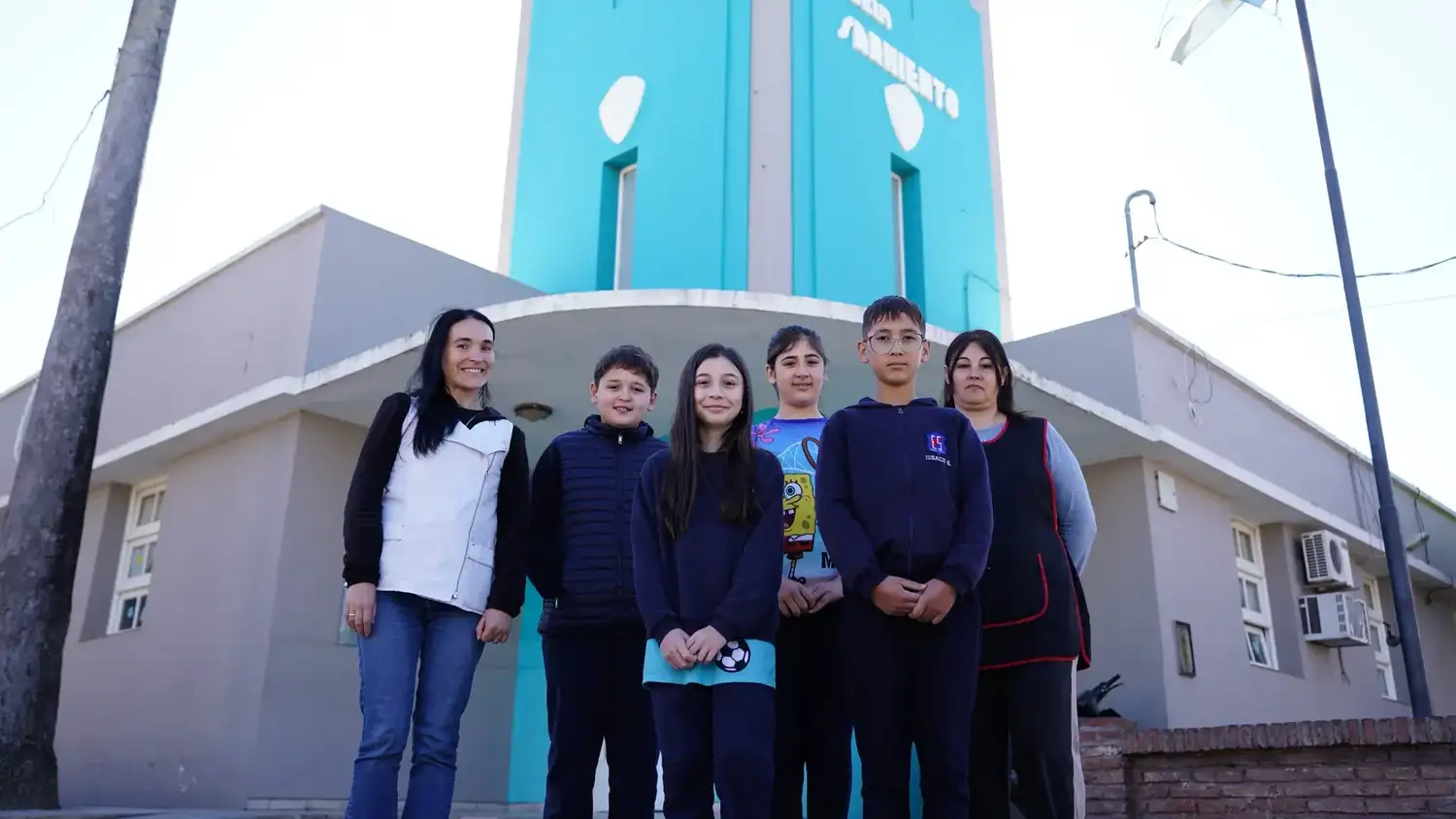 Alumnos que forman parte del proyecto “Cazadores de CO2”, desarrollado por estudiantes de sexto grado de ambos turnos, junto a sus docentes.