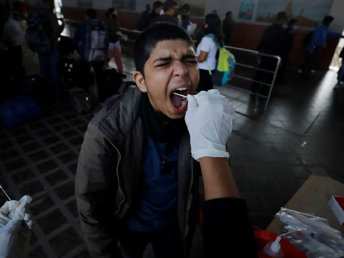 Ómicron se aloja en la garganta y no en los pulmones y eso la vuelve menos mortal