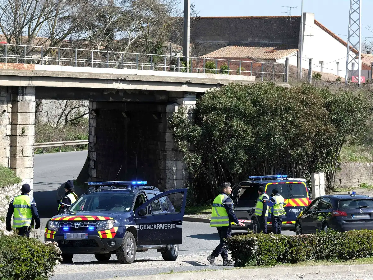 Francia: un atentado terrorista dejó tres muertos y 16 heridos 