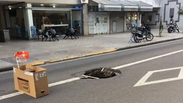 Cráter en el microcentro de Rosario