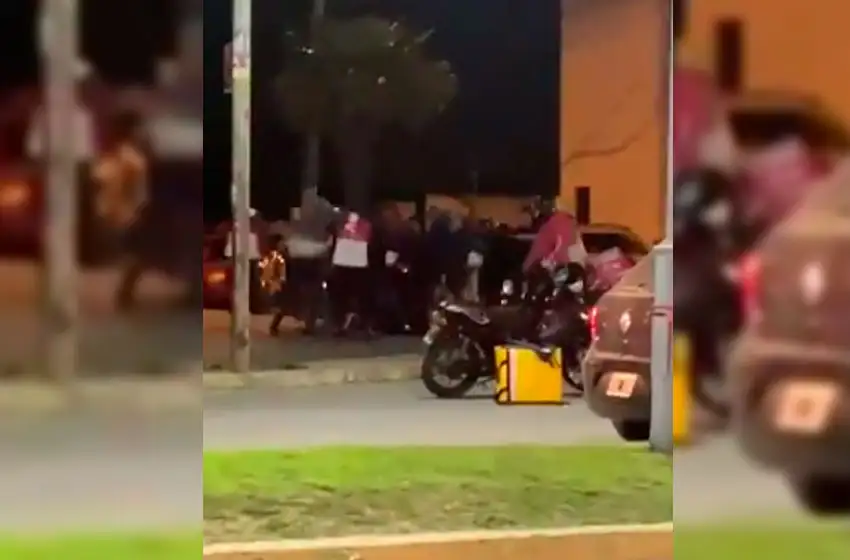 Batalla campal entre repartidores de Pedidos Ya en Constitución