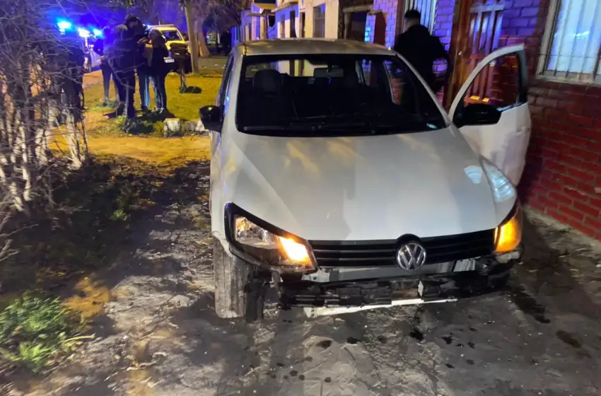 Borracho, quiso evadir a la policia y chocó a dos patrulleros