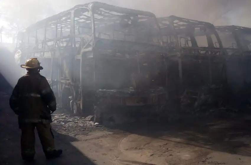 Se incendiaron cuatro micros de Empresa Argentina 