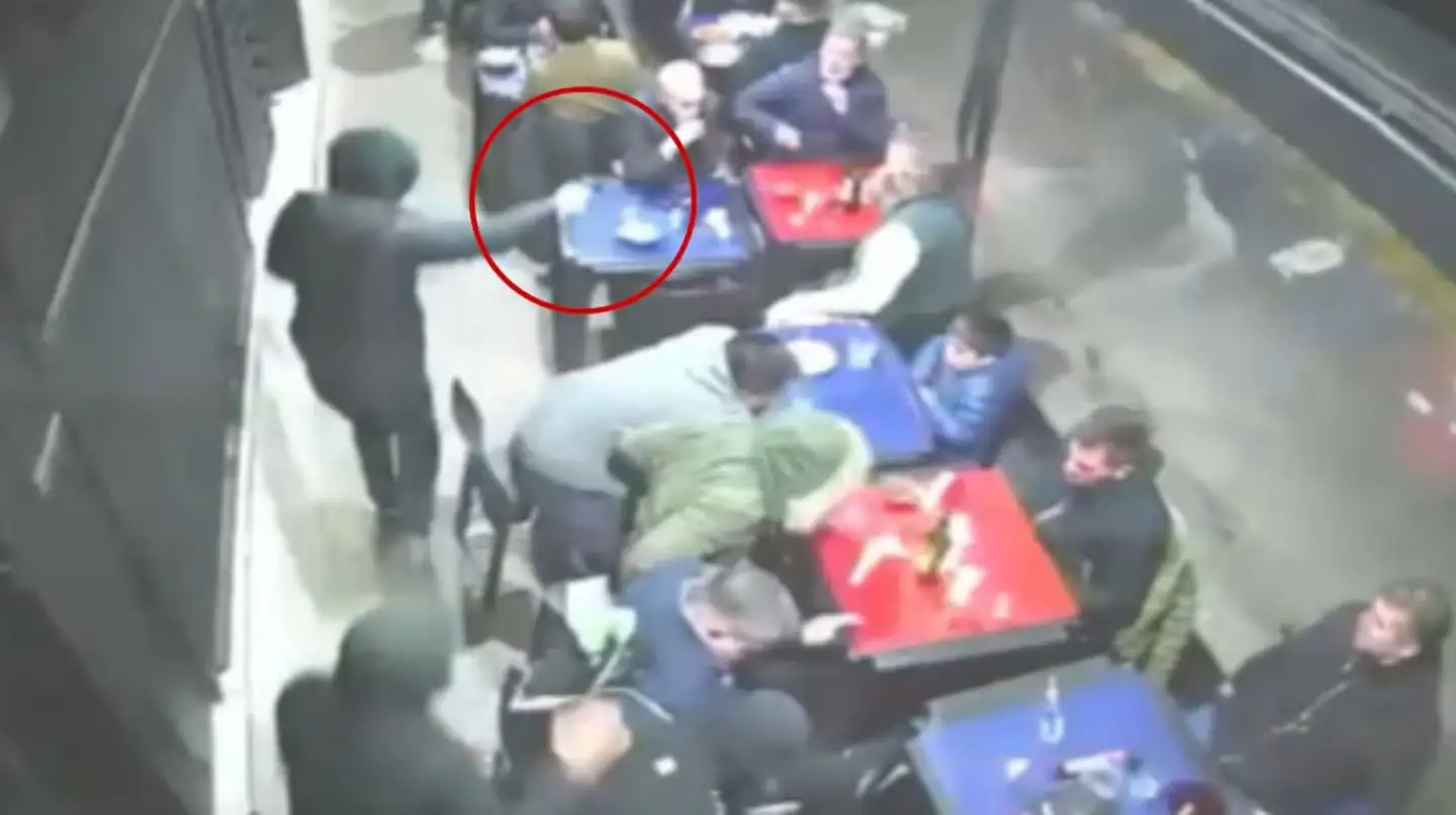 Así fue el brutal robo en un restaurante de Parque Chacabuco. (Foto: captura X @Hechosanderecho)