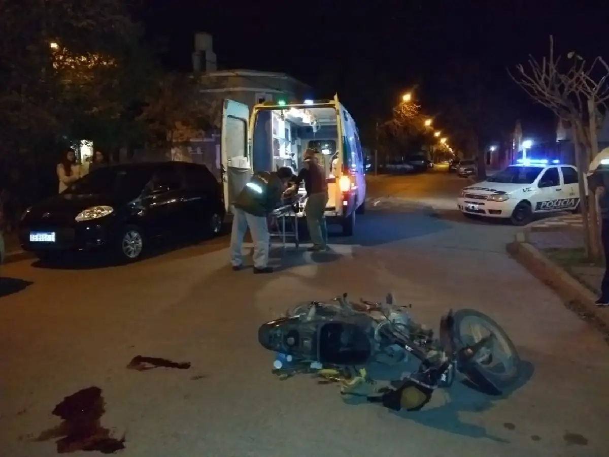 Motociclista herido tras chocar con un auto 