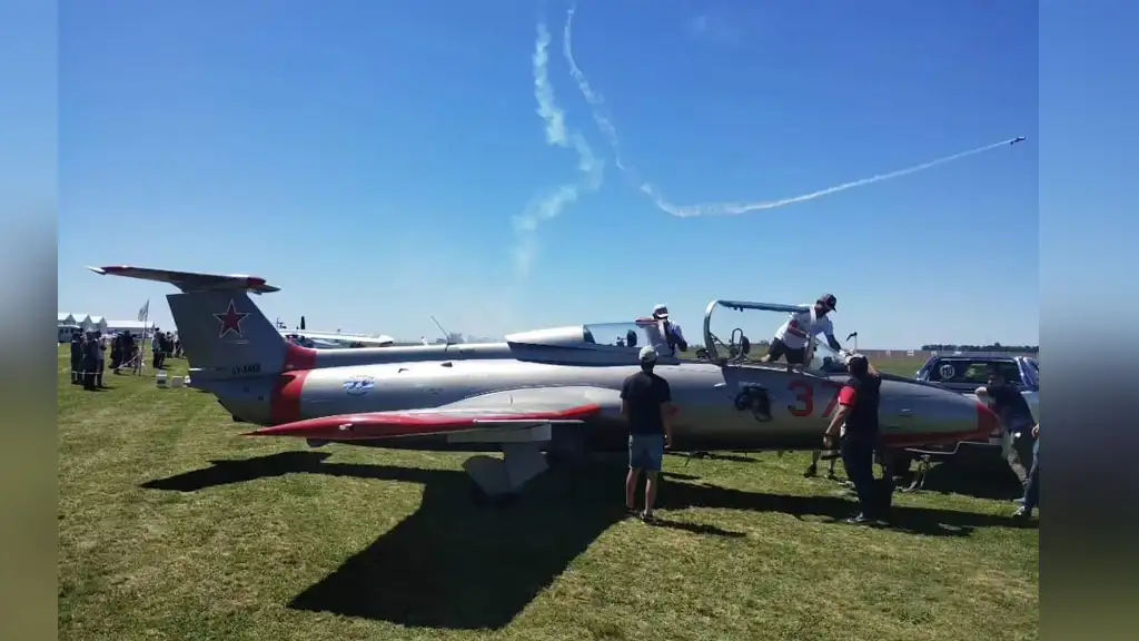 Impactante video: se estrelló un avión que realizaba acrobacias en una exhibición en Santa Fe