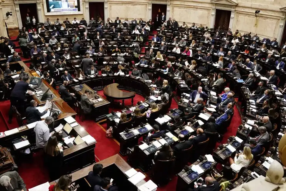 Los diputados dieron media sanción a la reforma laboral.