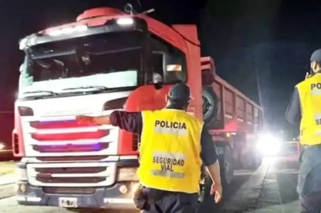 El asaltante encañonó al chofer, lo amenazó de muerte y lo obligó a descender del vehículo.