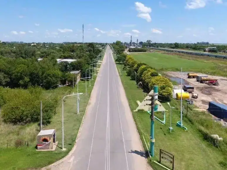 Las únicas cuadras asfaltadas que hoy tiene el pueblo llegaron en 2019 con el acceso pavimentado. Foto: Gentileza.